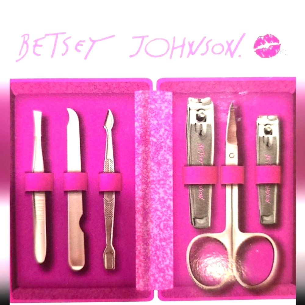 NWT•Betsey Johnson 7 Piece Collection Deluxe Grooming Kit W/Hard Case W/Button💅 - Picture 1 of 8